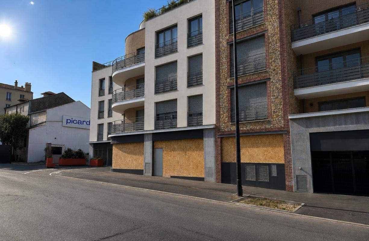 Retail in Neuilly-Plaisance to rent Building Photo- Image 1 of 4
