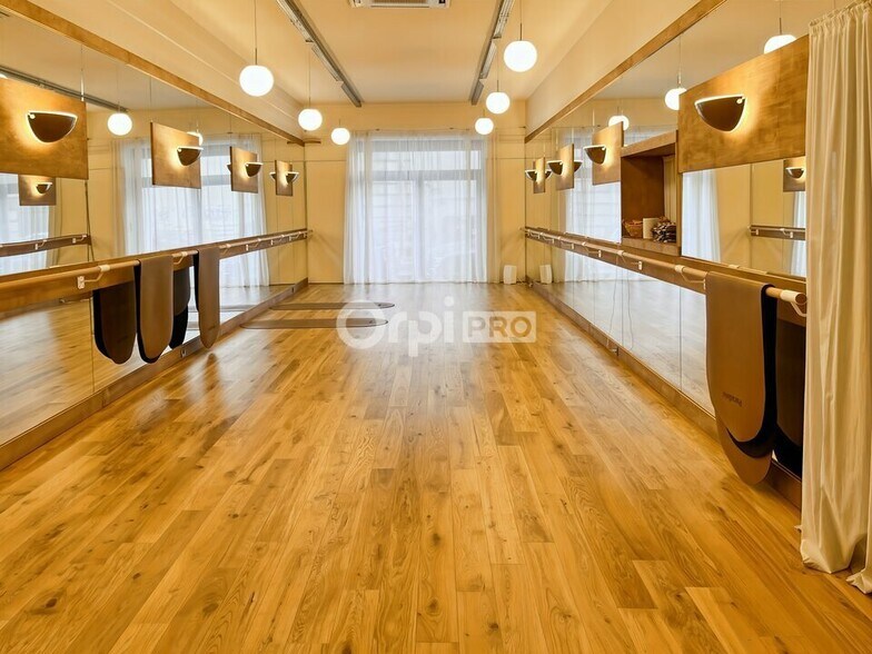Retail in Marseille to rent - Building Photo - Image 1 of 6