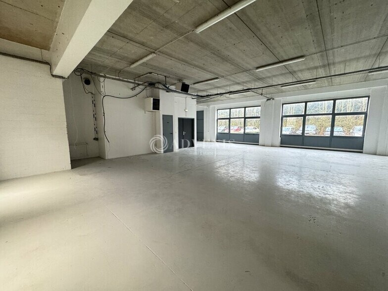 Light Industrial in Roissy-en-France to rent - Interior Photo - Image 2 of 8