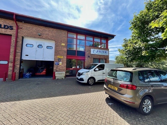 Berkshire Dr, Thatcham to rent - Building Photo - Image 2 of 2