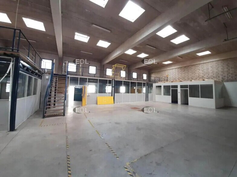 Light Industrial in Vitry-sur-Seine to rent - Interior Photo - Image 2 of 3