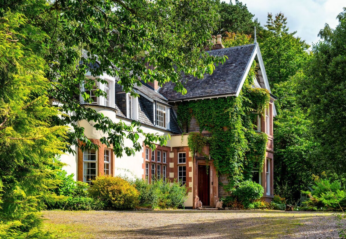 Bearnock Lodge, Drumnadrochit for sale Primary Photo- Image 1 of 8
