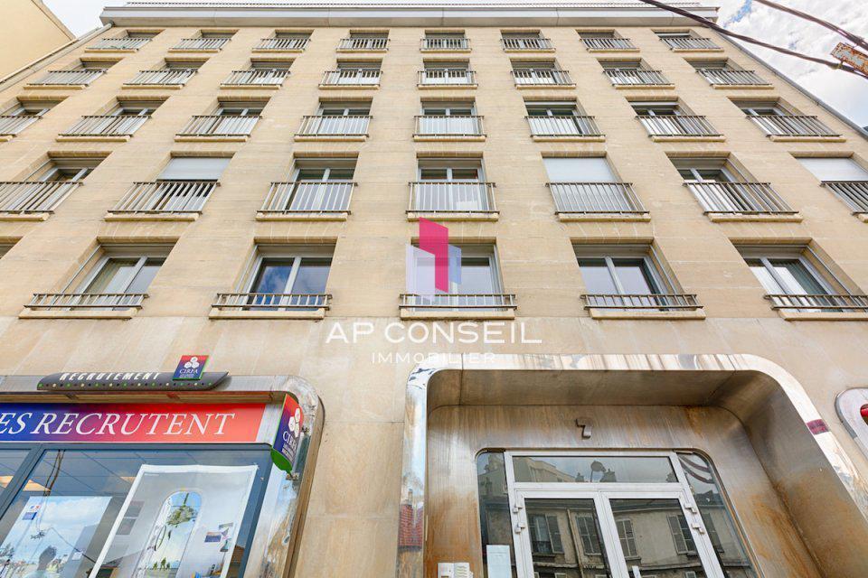 Office in Versailles to rent Building Photo- Image 1 of 6