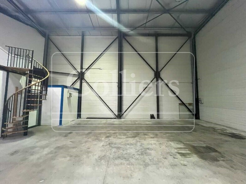 Light Industrial in Aubagne to rent - Building Photo - Image 2 of 10