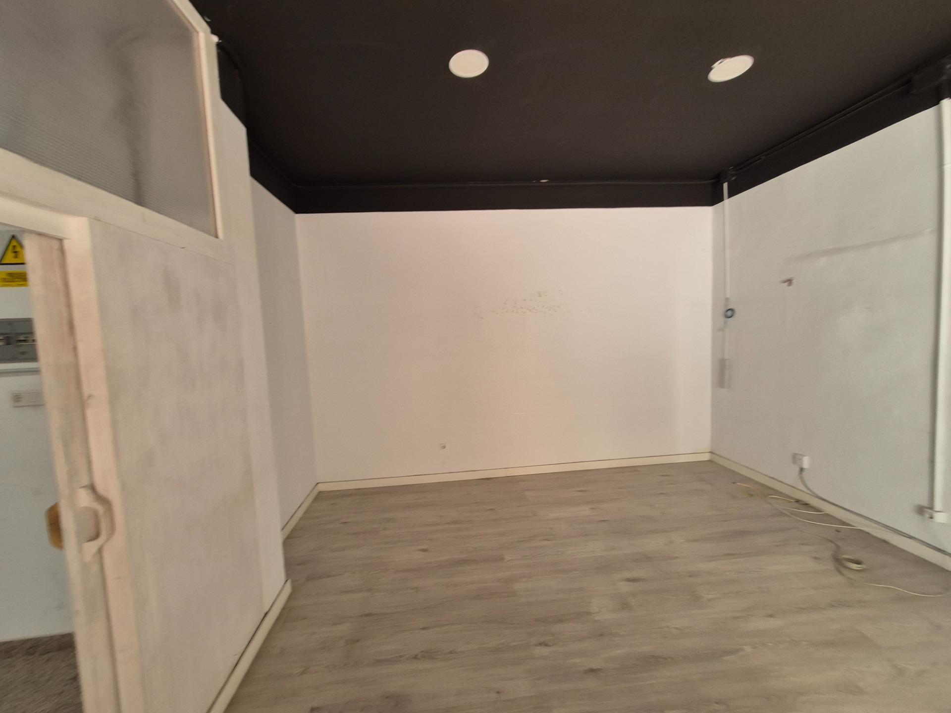 Retail in Petrer to rent Interior Photo- Image 1 of 30