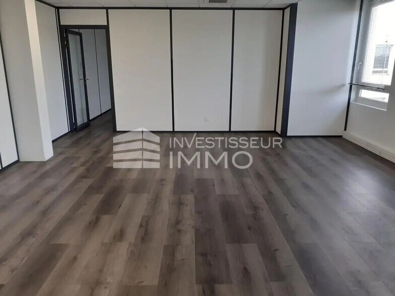 Office in Ris-Orangis to rent - Interior Photo - Image 2 of 3