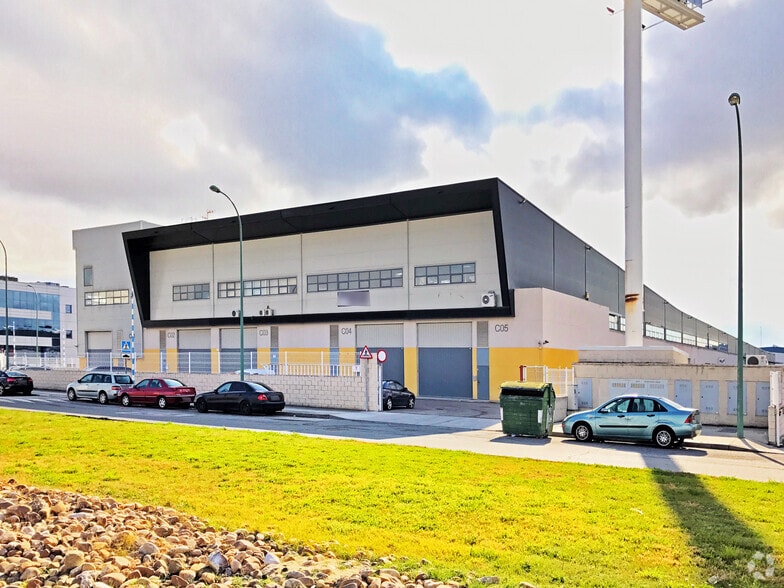 Industrial in Getafe, Madrid to rent - Primary Photo - Image 1 of 4