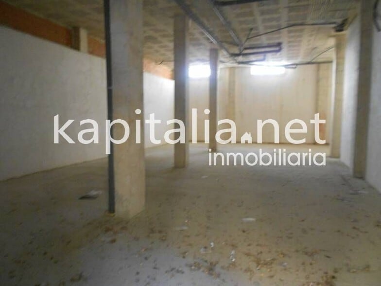 Retail in València, Valencia to rent - Building Photo - Image 3 of 5