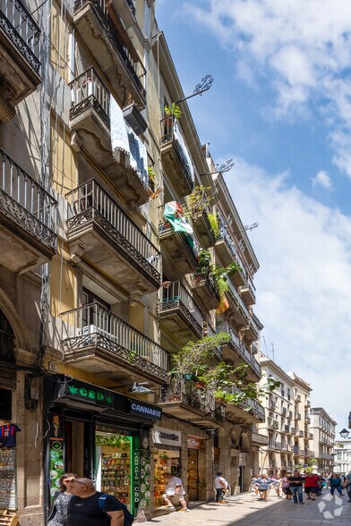 Retail in Barcelona, Barcelona to rent - Building Photo - Image 2 of 2