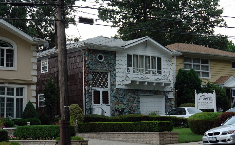 1398 Victory Blvd, Staten Island 10301 UK