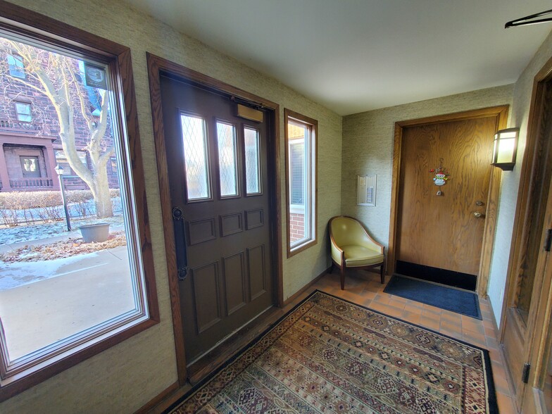 617 Michigan Ave, Sheboygan, WI for sale - Interior Photo - Image 2 of 31