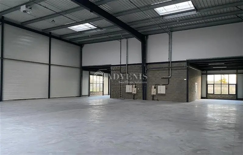 Light Industrial in Saint-Pierre-du-Perray to rent Building Photo- Image 1 of 8