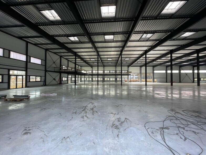 Industrial in Cergy to rent - Building Photo - Image 3 of 4