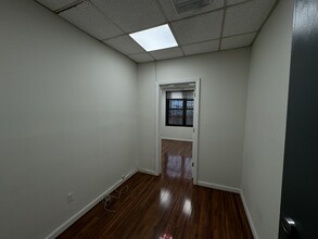 11-25 Middle Neck Rd, Great Neck, NY for rent Interior Photo- Image 1 of 6