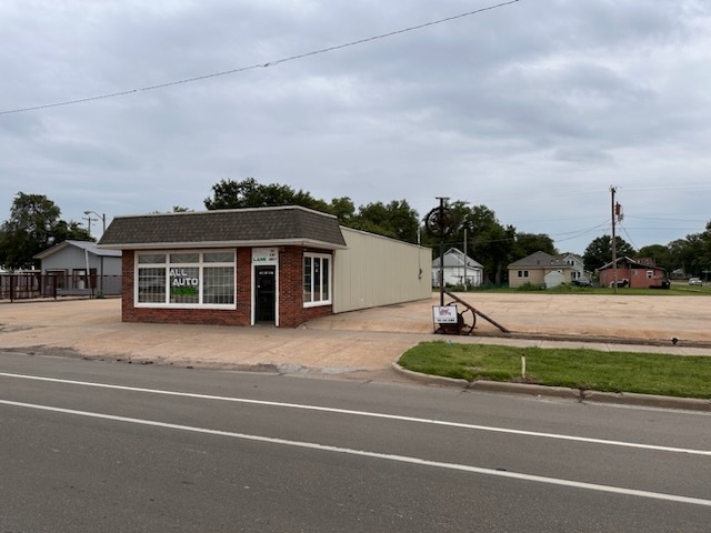 645 N Santa Fe Ave, Salina, KS for rent - Primary Photo - Image 1 of 4