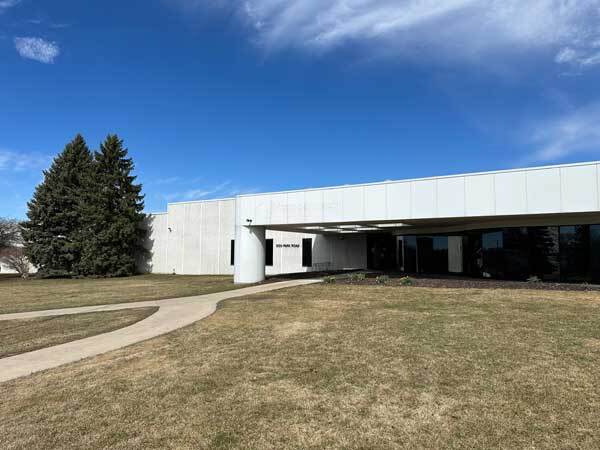 1000 Park Rd, Chanhassen, MN for rent - Building Photo - Image 2 of 7