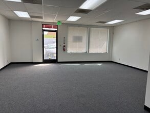 31900 Mission Trl, Lake Elsinore, CA to rent Interior Photo- Image 2 of 7