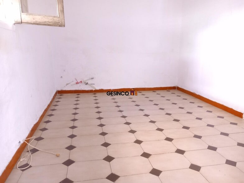 Retail in València, Valencia to rent - Building Photo - Image 3 of 8