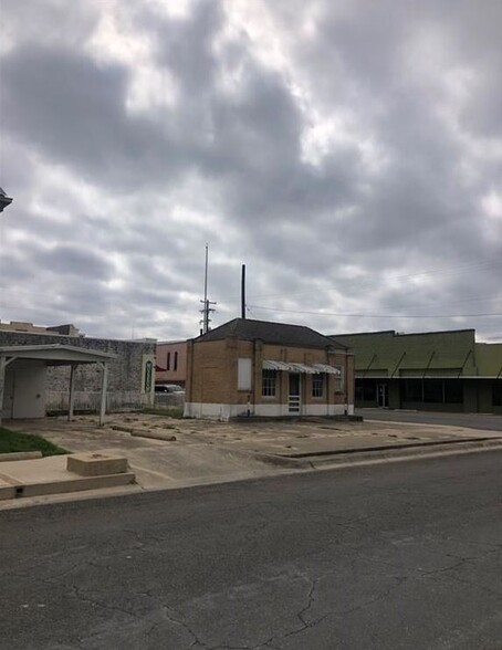 402 E 2nd St, Lampasas, TX for sale - Primary Photo - Image 1 of 1