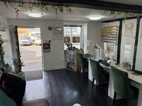 20 Aylesbury End, Beaconsfield to rent Interior Photo- Image 2 of 4