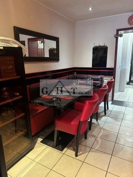 Retail in Charenton-le-Pont to rent - Interior Photo - Image 2 of 3