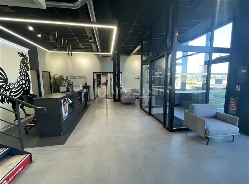 Office in Tremblay-en-France to rent Building Photo- Image 1 of 11