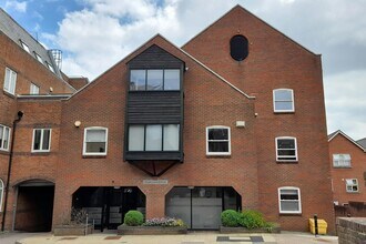 Staple Gdns, Winchester to rent Building Photo- Image 1 of 3