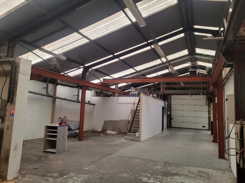 7 Rue Marcel Miquel, Issy-les-Moulineaux for sale - Interior Photo - Image 2 of 8