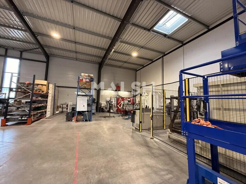 Light Industrial in Jonage to rent - Interior Photo - Image 2 of 12