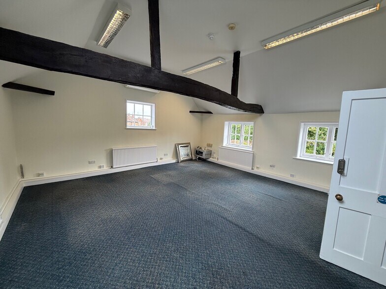 30 Shepherds Ln, Beaconsfield to rent - Building Photo - Image 3 of 5