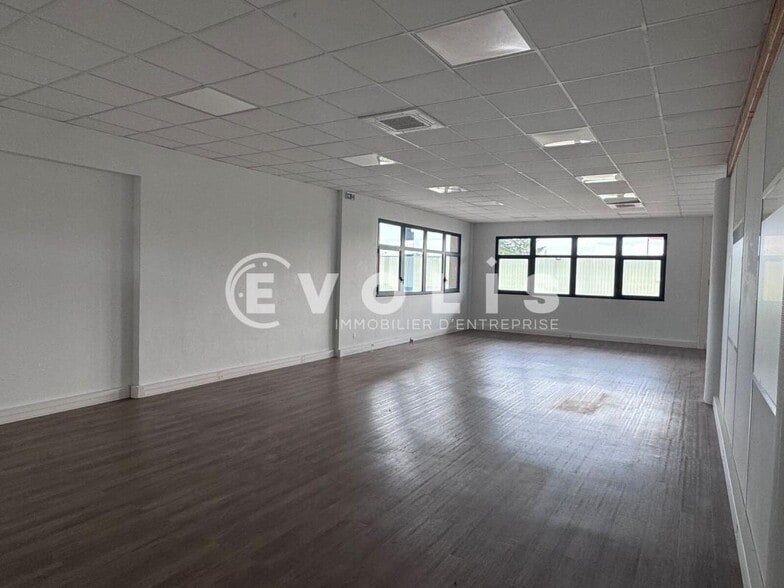 17 Allée Des Ginkgos, Bron to rent - Interior Photo - Image 3 of 9