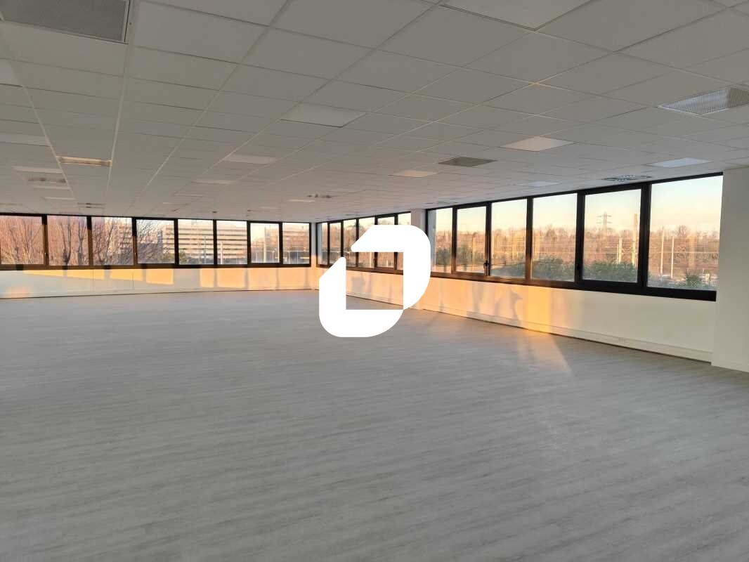 Light Industrial in Gennevilliers to rent Interior Photo- Image 1 of 12