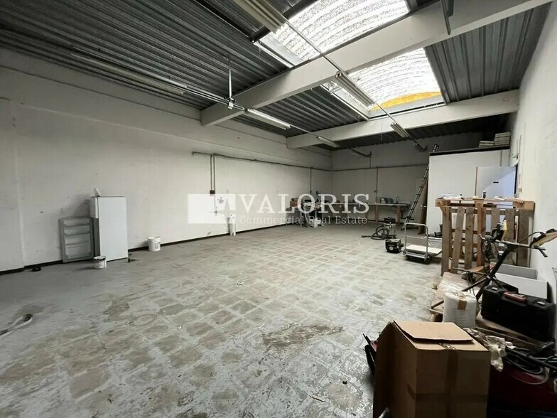 Light Industrial in Vitrolles to rent - Interior Photo - Image 3 of 13