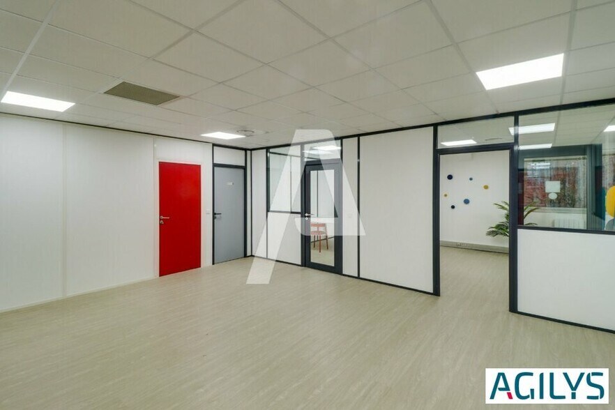 3-7 Avenue Des Frères Lumiers, Villiers-sur-Marne to rent - Interior Photo - Image 3 of 8