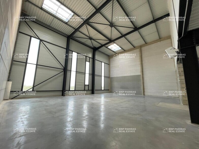 Light Industrial in Wissous to rent - Interior Photo - Image 2 of 5