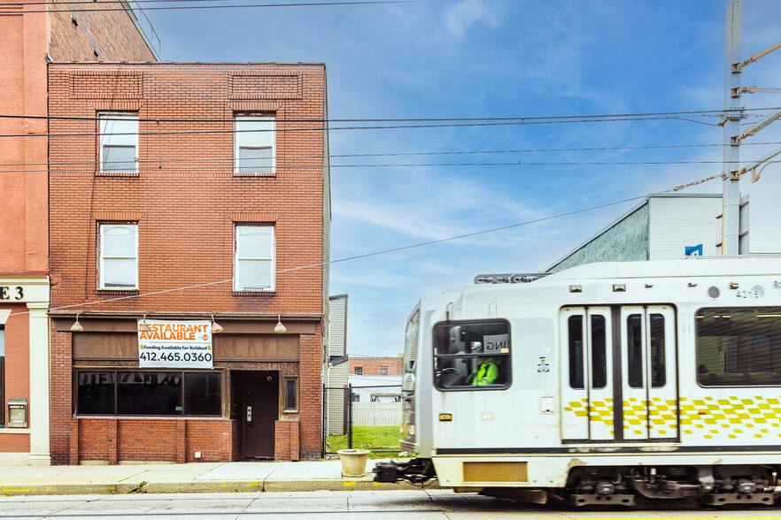 826 E Warrington Ave, Pittsburgh, PA for rent - Building Photo - Image 1 of 22