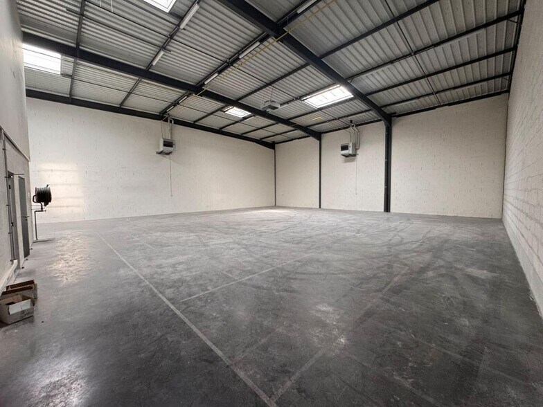 Light Industrial in Saint-Priest to rent - Interior Photo - Image 3 of 6