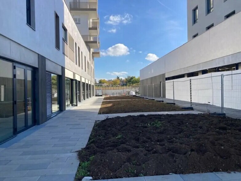 Retail in Magnanville for sale - Building Photo - Image 3 of 11