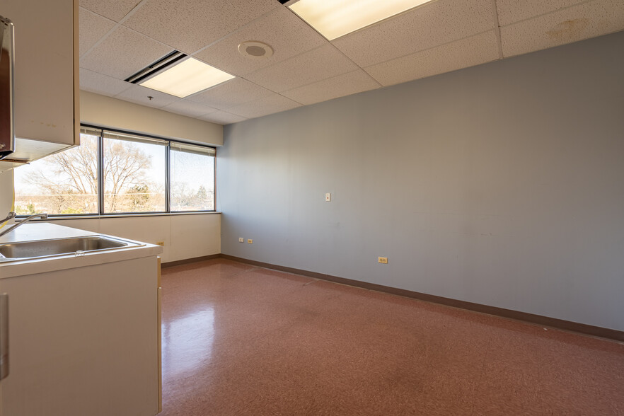 1111 Superior St, Melrose Park, IL for rent - Interior Photo - Image 2 of 13