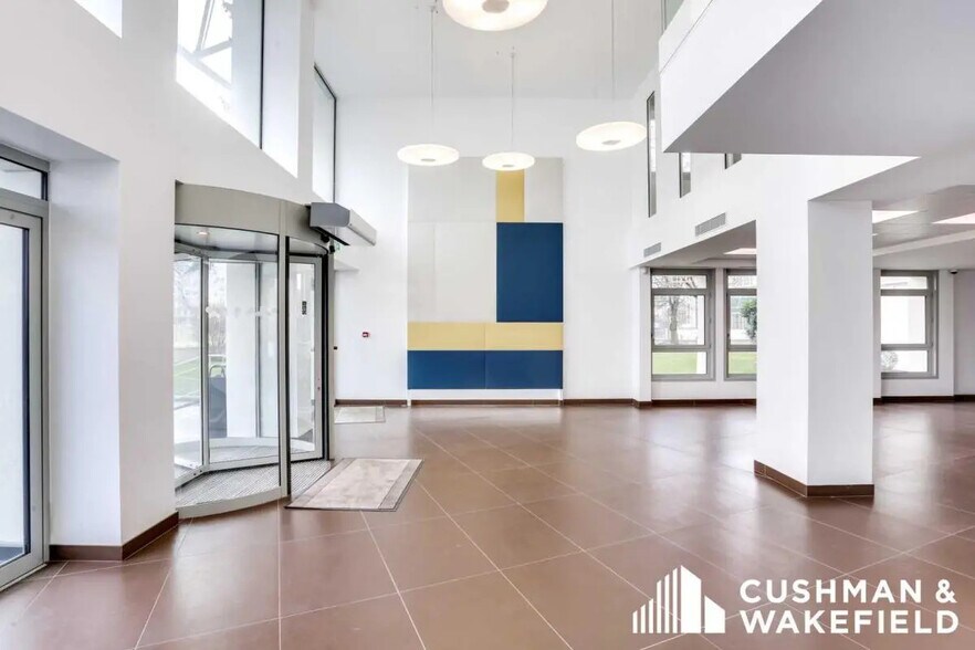 11 Avenue Morane Saulnier, Vélizy-Villacoublay to rent - Lobby - Image 3 of 12