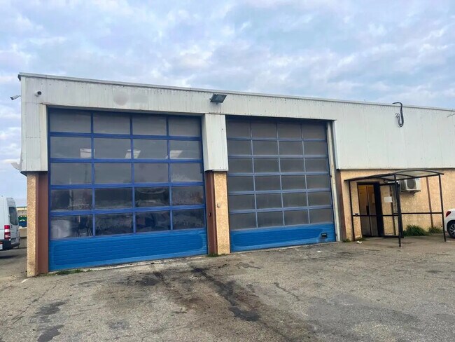 Location Local d'activités 300 m²