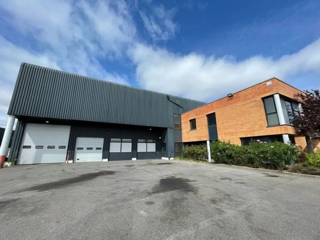 Location Entrepôt 3 939 m² - Photo 1