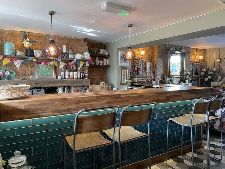 94 Eastgate St, Gloucester to rent - Building Photo - Image 3 of 8