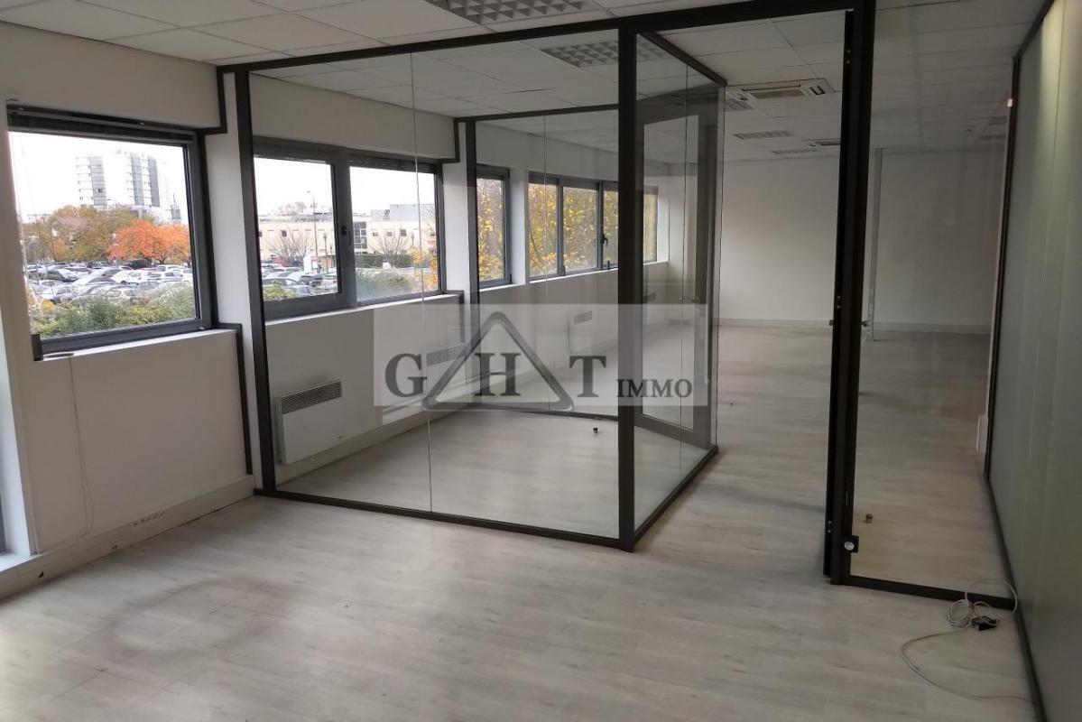 Office in Stains for sale Interior Photo- Image 1 of 12
