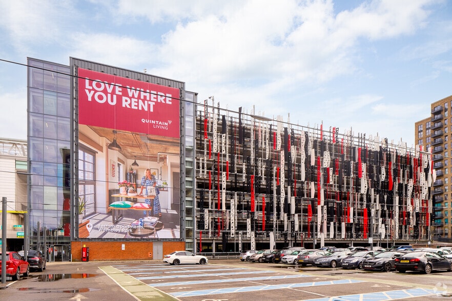 South Way, Wembley to rent - Building Photo - Image 3 of 4