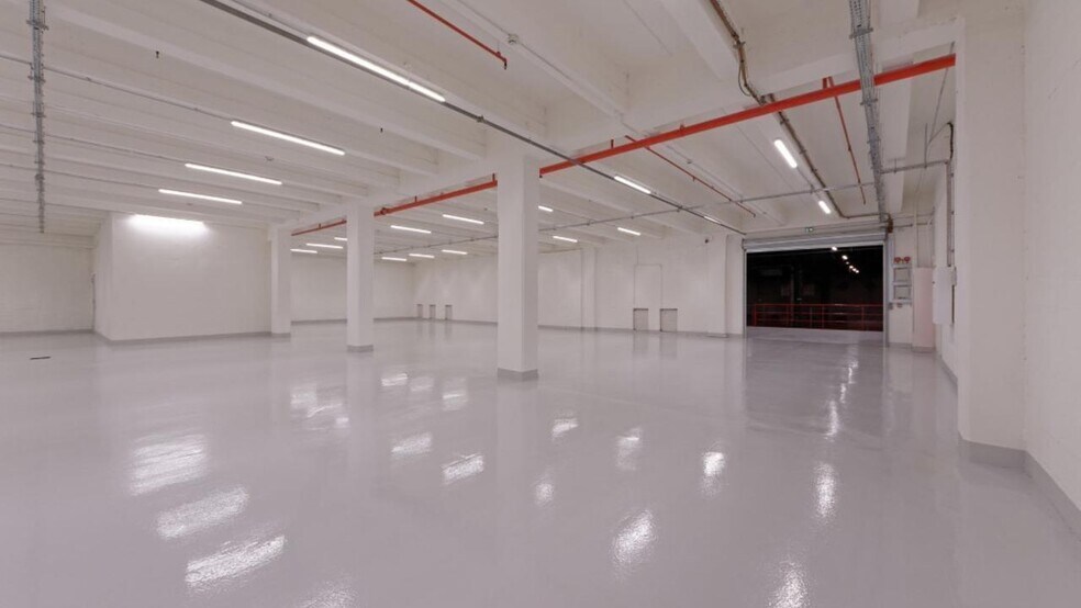 Industrial in Paris to rent - Building Photo - Image 2 of 16