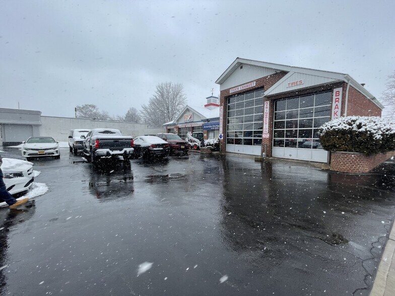 815 Old Country Rd, Westbury 11590 UK