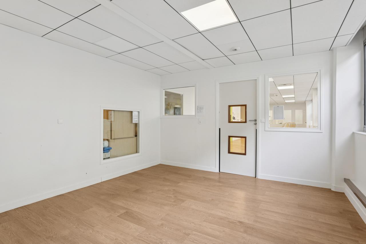 Office in Vincennes for sale Interior Photo- Image 1 of 13
