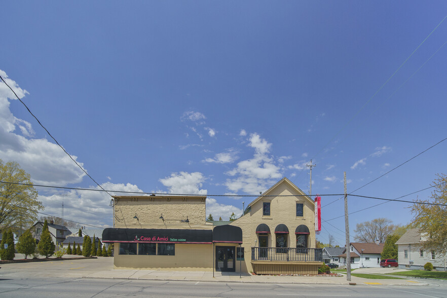 2204 Washington St, Manitowoc, WI for sale - Building Photo - Image 1 of 1