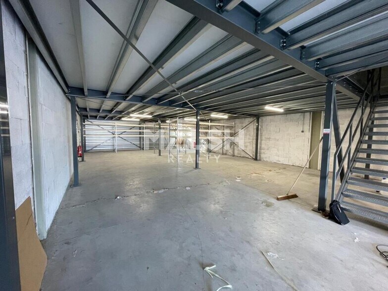 125 Rue Du Chat Botte, Beynost to rent - Interior Photo - Image 2 of 7